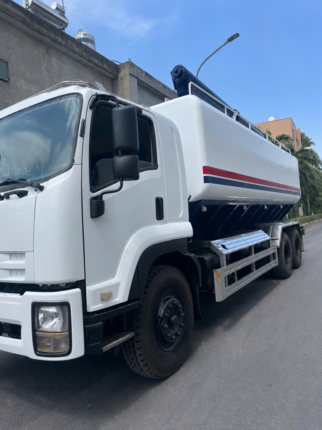 Hoán Cải – Cải Tạo Xe Bồn Chở Cám ISUZU 3 Chân 15 Tấn Tại Nguyên Vĩ Auto