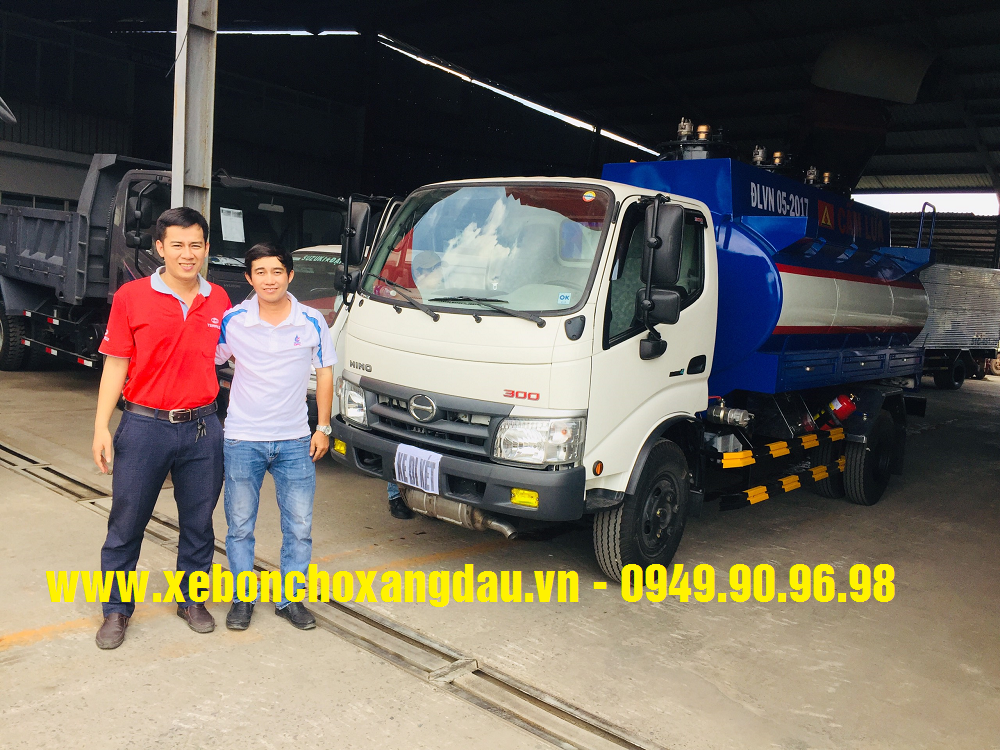 Bàn giao xe bồn Hino 6 khối cho Petimex Đồng Tháp