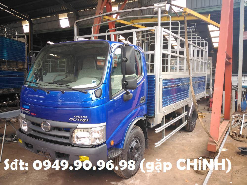 Xe tải Hino Dutro 5 tấn thùng mui bạt (Euro 4)