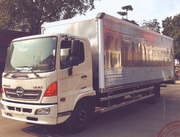 Xe tải Hino FC9JNTC 6 tấn thùng kín siêu dài 7,3 mét