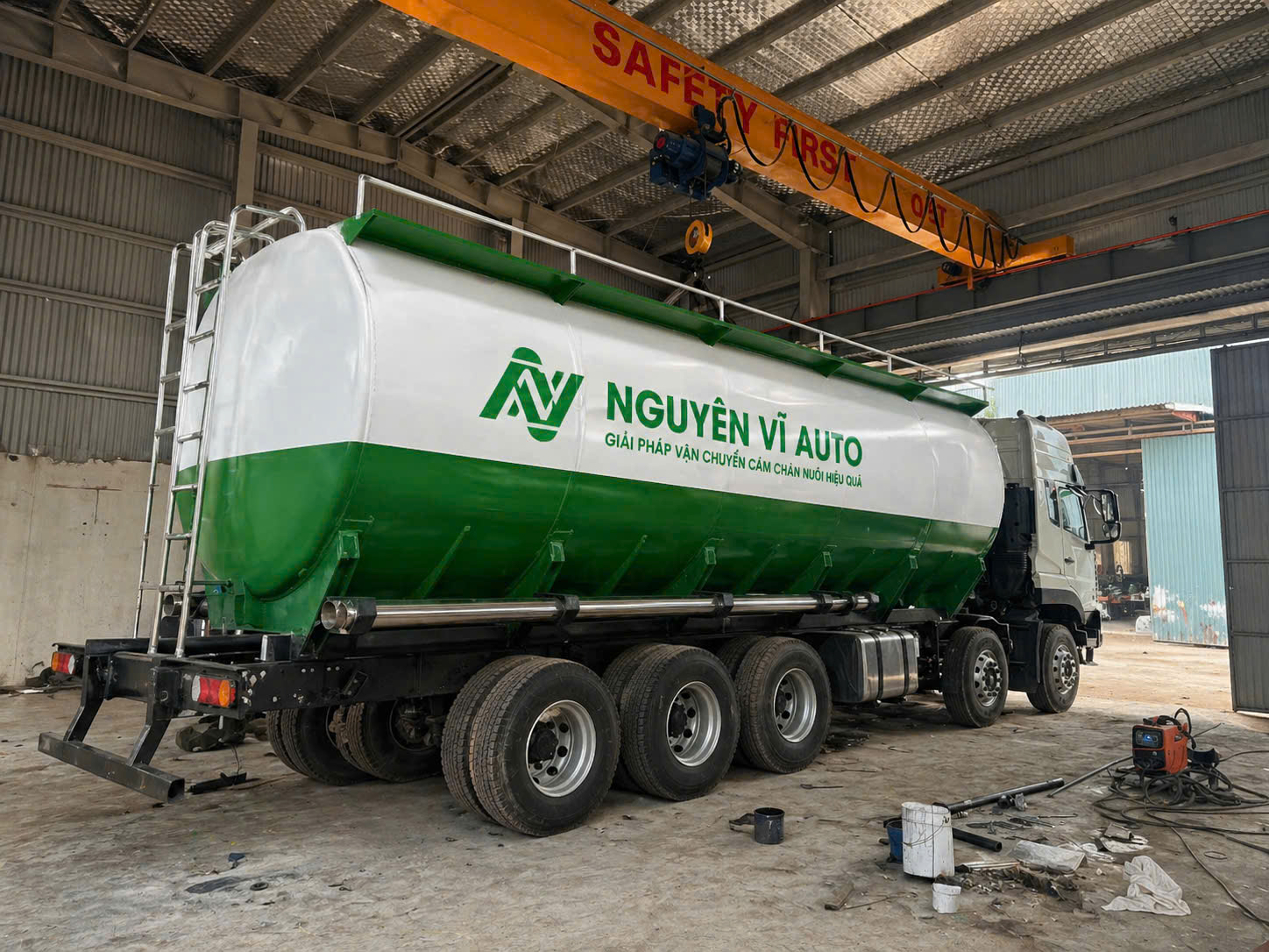 XE BỒN CHỞ CÁM THỔI KHÍ NÉN DONGFENG 5 CHÂN 2026