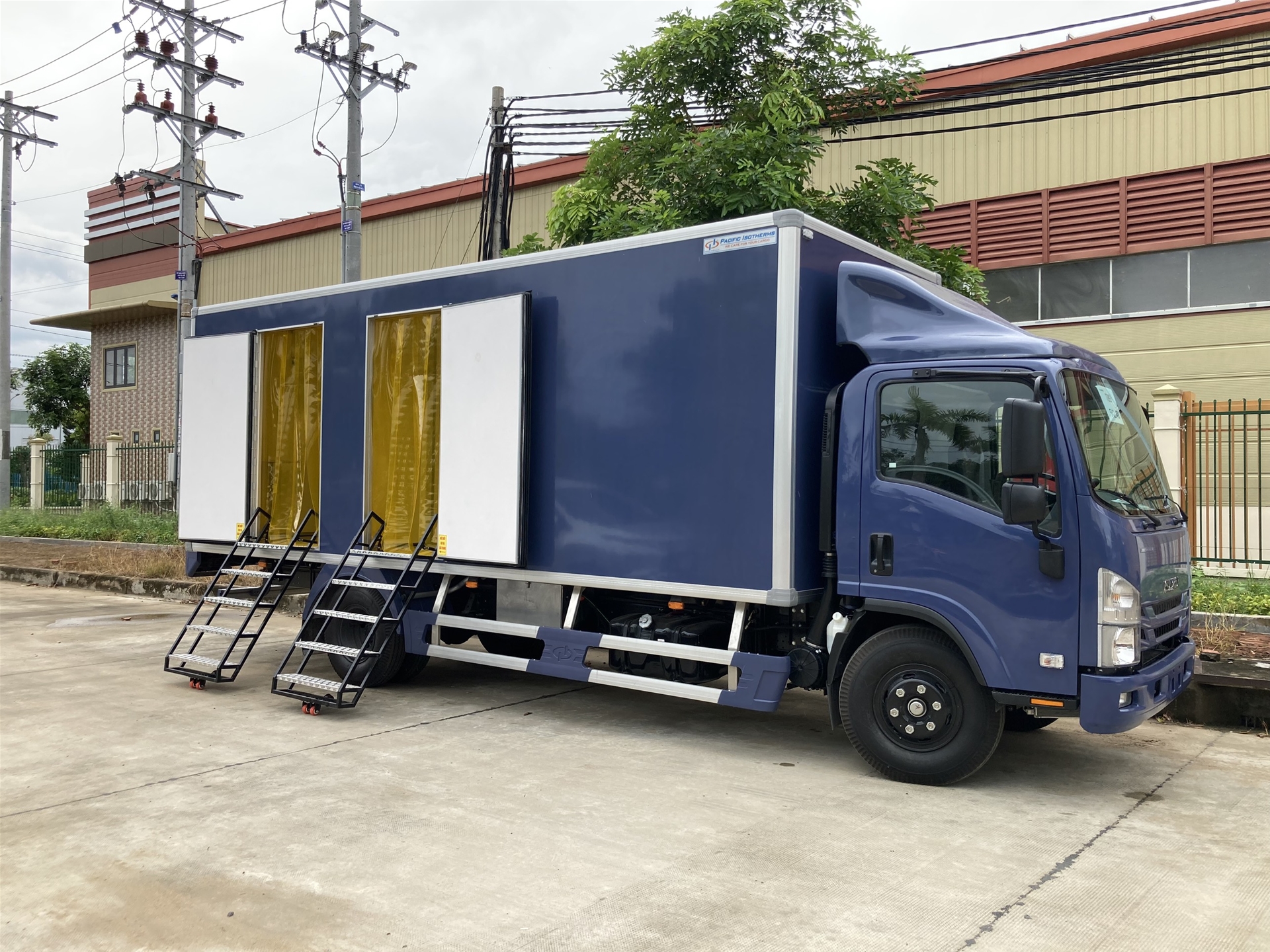 Xe tải Isuzu NQR 550 (NQR75ME4) chụp X-quang và khám bệnh lưu động ILh 0949909698