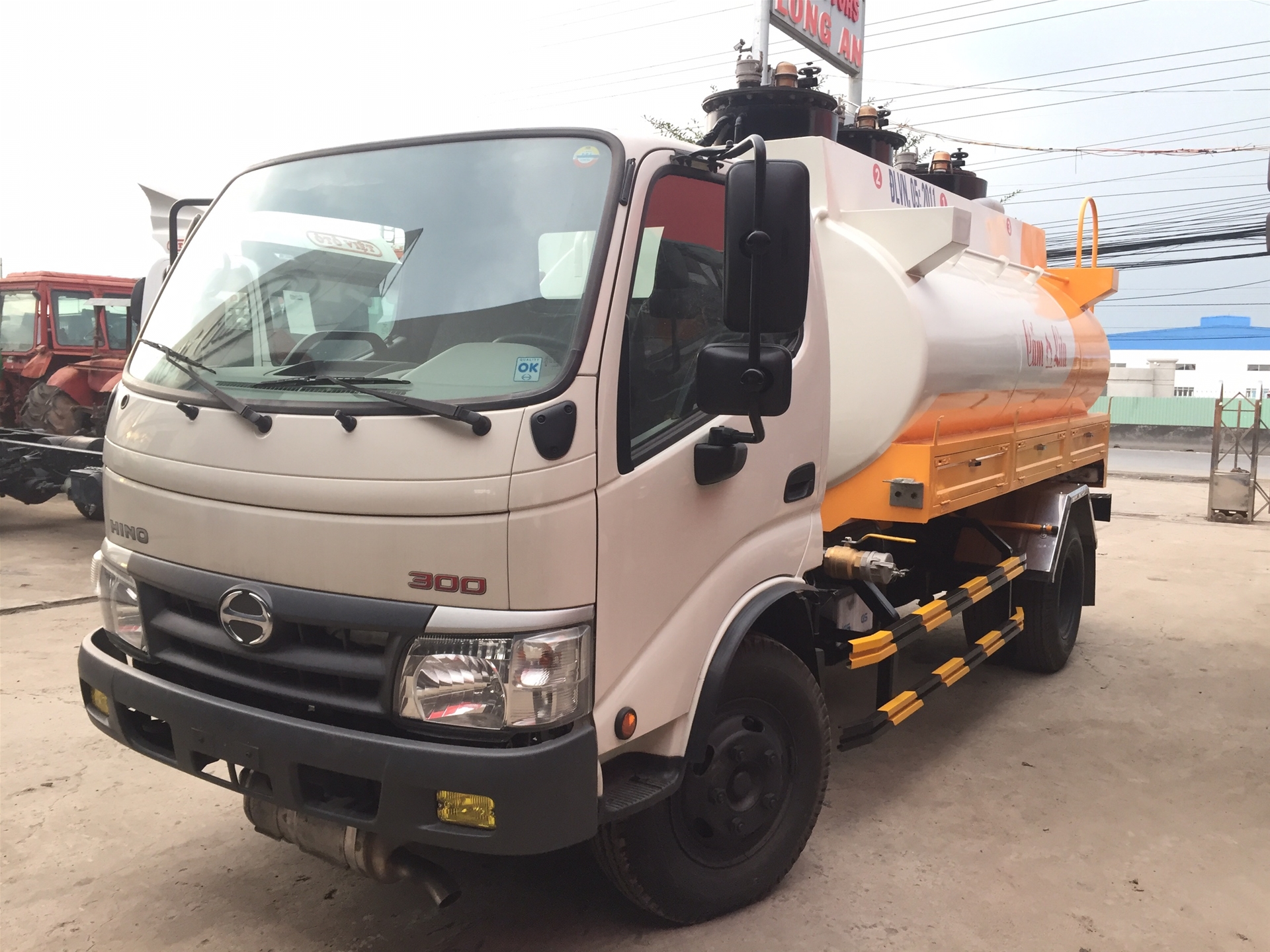 Xe bồn HINO 3 khối chở xăng dầu. Xe bồn 3 KHỐI, xe bồn chở xăng dầu 3 khối, Xe bồn xăng dầu 3 khối, Xe bồn 3m3 chở xăng dầu, Xe 3m3 bồn chở xăng dầu, Xe bồn HINO 3 khối, Xe Hino bồn 3 khối, Xe bồn giá rẻ, Xe bồn giá tốt, Xe bồn xăng dầu, SÀI GÒN CHUYÊN DÙNG, tnhh xe chuyên dùng An Khang, HINO XZU342 bồn 3 khối, Xe bồn XZU342 3 khối, Xe bồn 3 khối XZU342, Xe bồn vào thành phố, Xe bồn tổng tải dưới 5 tấn, Xe bồn 2t4, Xe bồn 2t4 chở xăng, Xe bồn 3 khối ISUZU, Xe KIA K250 bồn 3 khối, mua xe bồn 3 khối, ở đâu bán xe bồn 3 khối, thông số xe bồn 3 khối,  Xe bồn Hino chở 3 khối xăng dầu, Xe bồn Hino 3m3, Xe bồn Hino XUZ342 chở xăng dầu, Xe bồn hàn bằng Robot, Xe bồn chở 3 khối xăng dầu, Xe Hino bồn 3 khối 2018, Xe Hino bồn chở 3 khối  xăng dầu, Xe bồn Hino, Thông số kỹ thuật xe bồn, Hino 3 khối, Giá xe bồn Hino 3 khối, Mua bán xe bồn Hino 3 khối ở đâu, Hino XZU342 bồn chở xăng dầu, Bồn Hino XZU342 chở xăng dầu, Xe bồn Hino giá tốt, Bán xe bồn chất lượng cao, Xe bồn Hino XZU342 3 khối, Hino bồn chở xăng 3 khối, Xe bồn chở xăng 3 khối Hino, Xe bồn 3 khối Hino, Xe Hino bồn chở xăng 3 khối