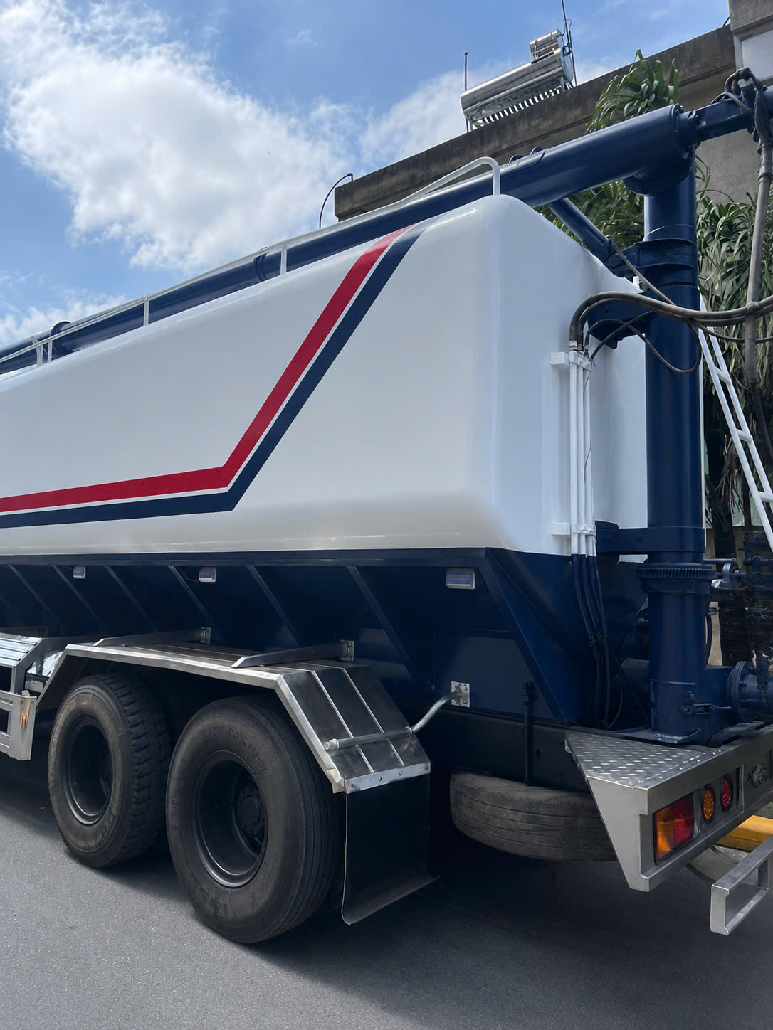 xe bồn chở cám isuzu 3 chân, xe bồn chở cám 15 tấn, xe bồn chở thức ăn chăn nuôi, xe bồn cám isuzu, cải tạo xe bồn chở cám, hoán cải xe bồn chở cám, giá xe bồn chở cám 3 chân, xe bồn chở cám trục vít, xe bồn chở cám thổi khí, xe bồn chở cám nhật bản, xe chở cám isuzu, đóng bồn chở cám, sản xuất xe bồn chở cám, xe bồn thức ăn gia súc, xe vận chuyển cám viên, xe bồn cám 25 khối, xe bồn cám 23 khối, xe bồn cám 28 khối, xe chở cám công nghiệp, xe bồn cám cho trang trại, xe bồn cám miền nam, xe bồn cám tphcm, xe bồn cám đồng nai, xe bồn cám bình dương, xe bồn cám long an, xe bồn cám tây nguyên, xe bồn cám miền tây, xe bồn cám giá rẻ, xe bồn cám cao cấp, xe bồn cám isuzu nhật bản, xe tải isuzu đóng bồn cám, cải tạo xe tải isuzu chở cám, xe bồn cám chuyên dụng, xe bồn chở cám đăng kiểm, hồ sơ cải tạo xe bồn cám, bồn cám trục vít, bồn cám khí nén, xe bồn chở cám 6x4, xe bồn cám tải trọng 15 tấn, xe bồn cám thức ăn chăn nuôi, xe bồn cám cho heo, xe bồn cám cho gà, xe bồn cám cho bò sữa, xe bồn cám giao cám tự động, xe bồn cám nguyên vĩ auto, đóng bồn cám theo yêu cầu, cải tạo xe bồn thức ăn chăn nuôi, xe bồn cám chất lượng cao, báo giá xe bồn chở cám